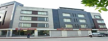 Hotel Gulnar Új-Delhi Kültér fotó