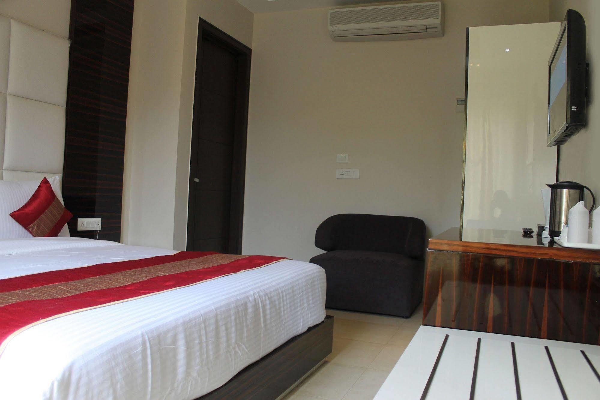 Hotel Gulnar Új-Delhi Kültér fotó