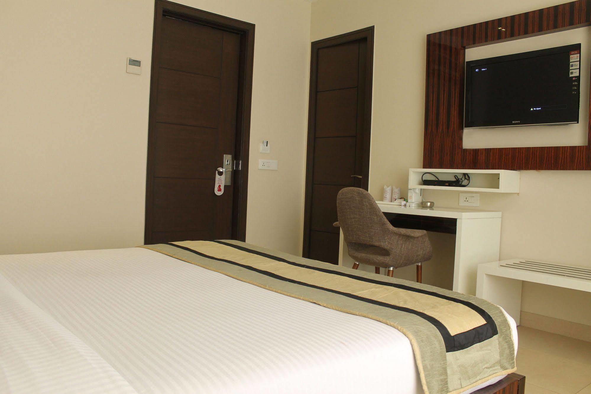 Hotel Gulnar Új-Delhi Kültér fotó