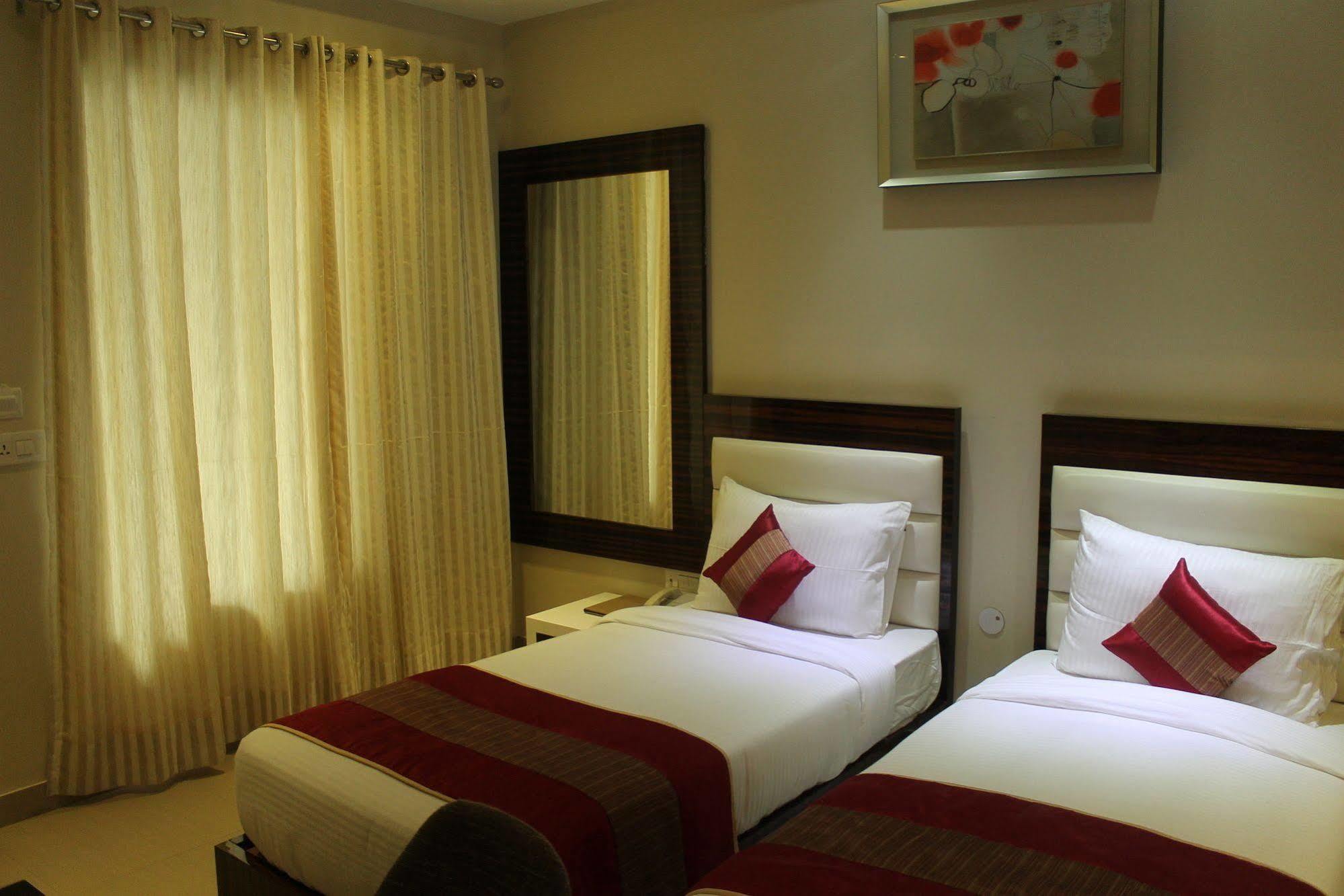 Hotel Gulnar Új-Delhi Kültér fotó