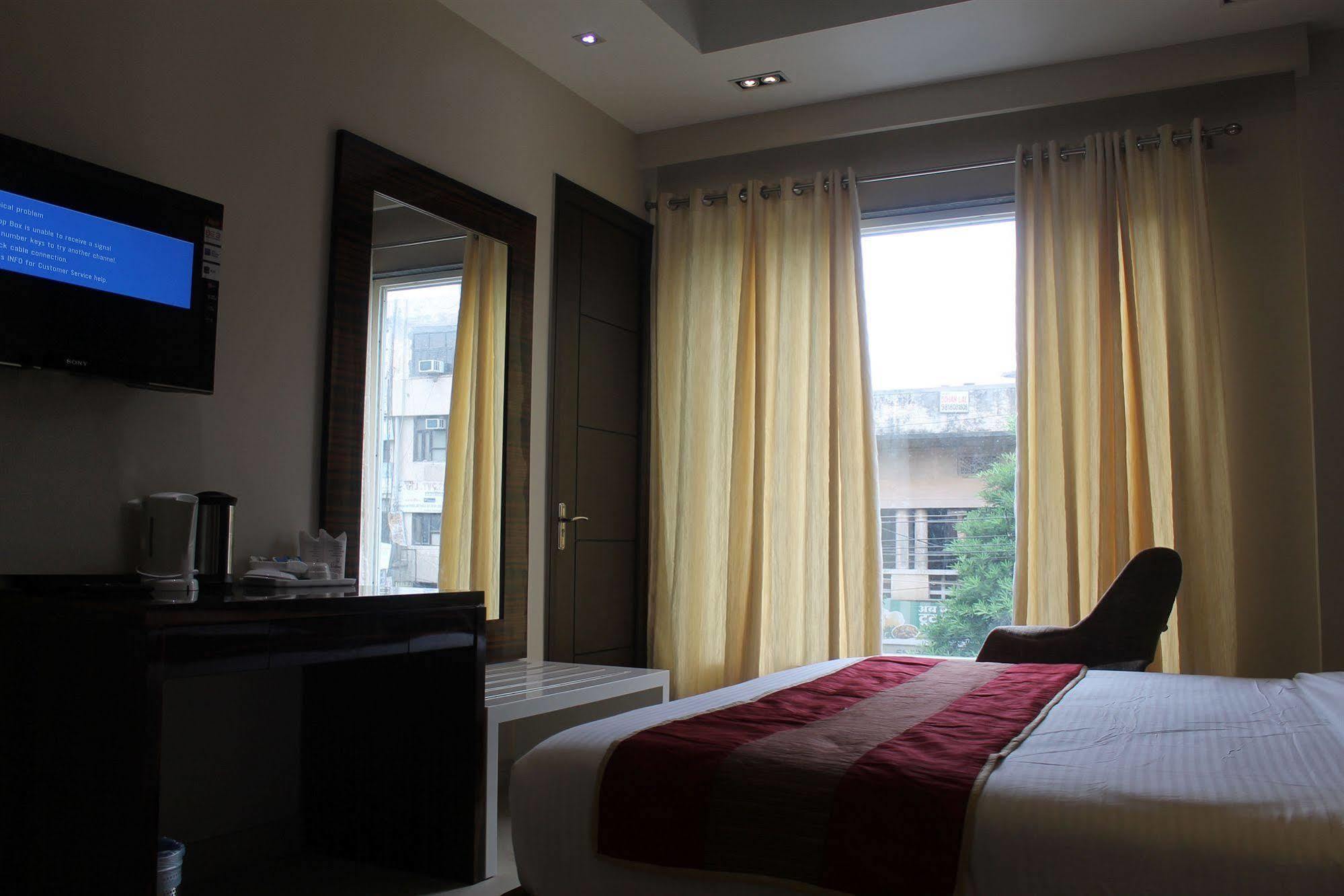 Hotel Gulnar Új-Delhi Kültér fotó