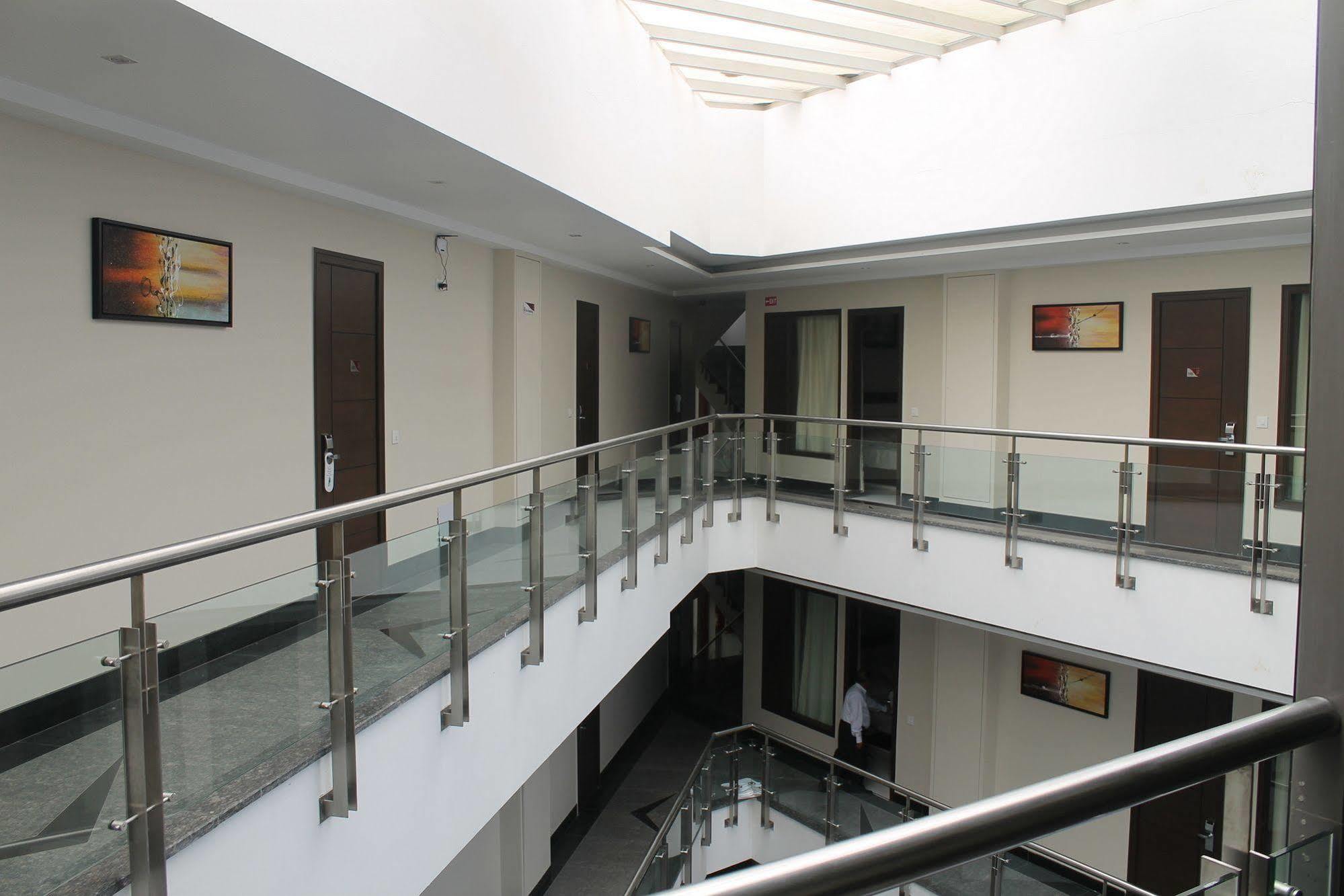 Hotel Gulnar Új-Delhi Kültér fotó