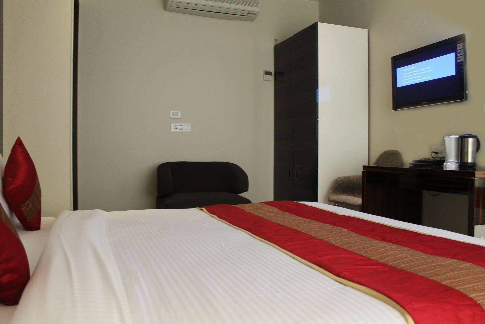 Hotel Gulnar Új-Delhi Kültér fotó